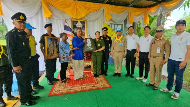 (สุรินทร์) ผบ.มทบ.25 มอบบ้านให้กับครอบครัว ทหารกองประจำการ เพื่อถวายเป็นพระราชกุศลฯ เฉลิมพระเกียรติพระชนพรรษา พระบาทสมเด็จพระเจ้าอยู่หัว และสมเด็จพระบรมราชินี