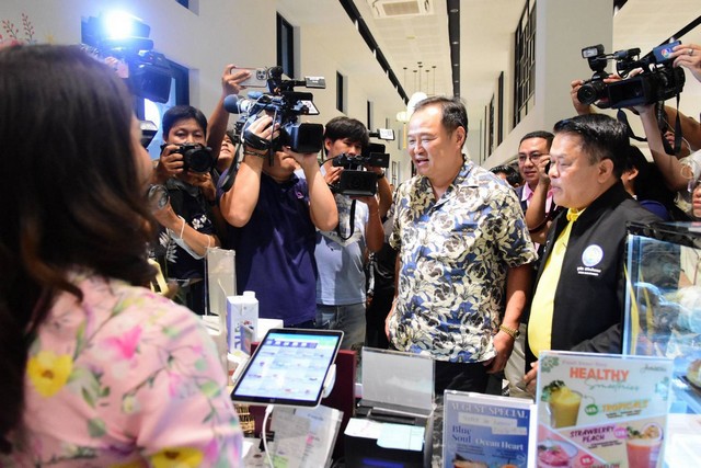“สุพิศ พิทักษ์ธรรม” ยกขบวน อบจ.สงขลา เข้ากรุงอวยพรวันเกิด “อนุทิน” พร้อมสมัครสมาชิกภูมิใจไทย “นิพนธ์-สมยศ” ร่วมวงคึกคัก คาดส่งสัญญาณเลือกตั้ง