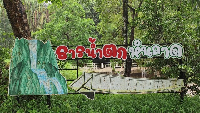 พังงา-ด่วน!!เกิดฝนตกหนักน้ำป่าทะลักจากภูเขาลงสู่ถนนสายตะกั่วป่า-สุราษฎร์ฯ รถผ่านทุลักทุเล ขณะที่น้ำตกหินลาดเกิดน้ำป่าทะลักจนต้องประกาศปิดเกรงนักท่องเที่ยวไม่ปลอดภัยจังหวัดแจ้งเดือนระวังฝนตกหนักดินโคลนถล่ม