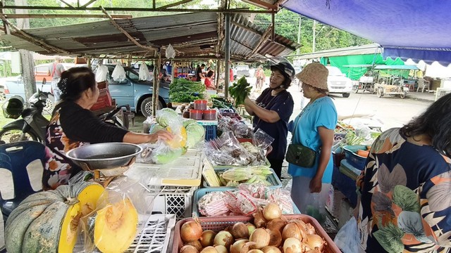 พังงา-ชาวพังงาเห็นด้วย!!ที่รัฐบาลชุดใหม่จะนำโครงการคนละครึ่งมาใช้ ขอให้รีบดำเนินการโดยหวังการจับจ่ายซื้อของใช้จำเป็นทั่วถึงในชุมชนและทำให้เพิ่มกำลังซื้อมากขึ้น