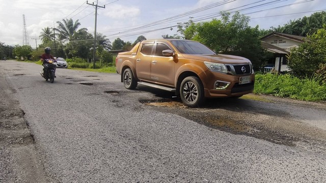 พังงา-ขอละ!!ช่วยชาวบ้าน อ.กะปงด้วย!! ถนนสายหลักเชื่อมโยงสี่ตำบลเป็นหลุมเป็นบ่อทุกข์ทรมานกับปัญหามลพิษทางอากาศนานถึง6-7ปี