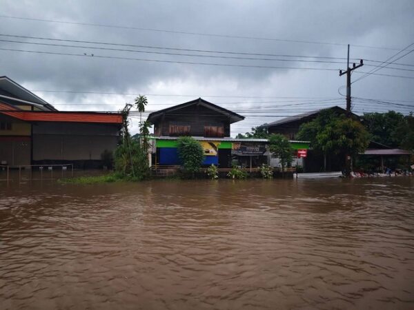ยโสธร พายุฝนกระหน่ำ! น้ำท่วมถนนชาวบ้านเดือดร้อนหนัก