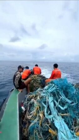 พังงา-สุดปลื้มใจ!!เจ้าหน้าที่อุทยานฯหมู่เกาะสิมิลันร่วมกันดำน้ำเก็บขยะช่วงมรสุมกว่า 2 ตัน พร้อมรณรงค์ช่วยดูแลอนุรักษ์ธรรมชาติพร้อมเปิดเกาะต้อนรับ นทท.