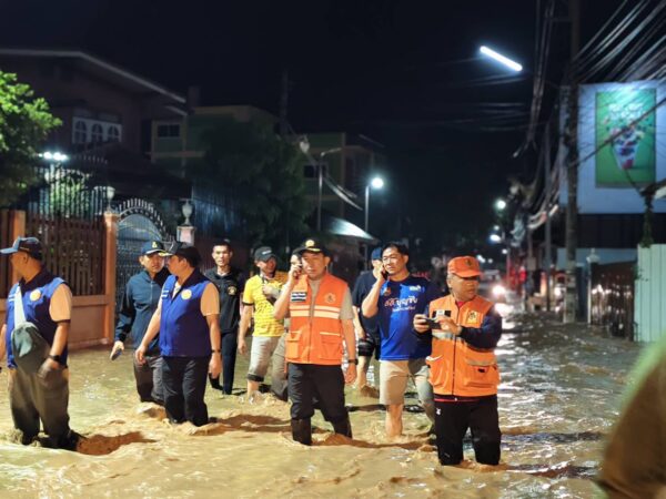 เพชรบูรณ์-น้ำป่าหลากท่วมหนักอำเภอหล่มสัก จังหวัดเพชรบูรณ์ แม่น้ำป่าสักล้นพนังกั้นน้ำท่วมพื้นที่เศรษฐกิจทั้งเมืองตัดขาดการสัญจร