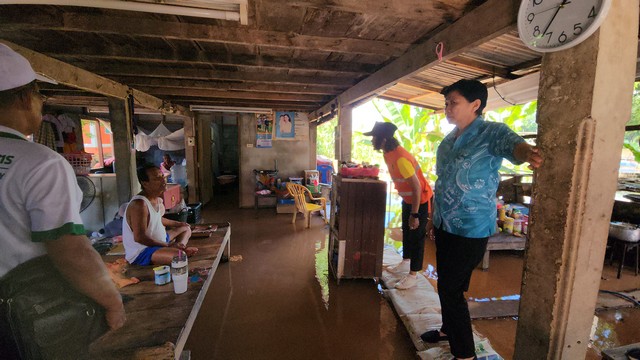 พิจิตร-วิกฤตแล้ว!ผู้ว่าฯลงพื้นที่เยี่ยมชาวบ้านเหตุแม่น้ำน่าน-แม่น้ำยมล้นตลิ่งท่วมบ้านเรือนที่ลุ่มต่ำริมน้ำ