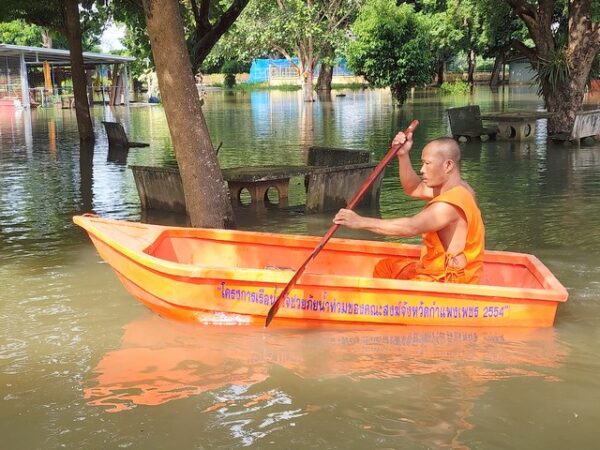 พิจิตรแม่น้ำยมล้นตลิ่งท่วมวัดและบ้านเรือนที่อยู่ริมแม่น้ำชาวบ้านโอดครวญใช้ชีวิตยากลำบากวอนขอน้ำดื่ม-ข้าวสาร บรรเทาความเดือดร้อน