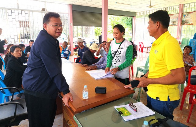 พิจิตร-อัยการ สคช.พิจิตรเปิดกฎหมายหาทางช่วยชาวบ้านรวมกลุ่มเข้าโครงการกู้1ล้านดอกเบี้ย100เลี้ยงวัวสุดท้ายเป็นหนี้ท่วมตัวทั้งๆที่ไม่ได้จับเงิน