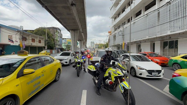 เปิดคลิปนาทีชนตำรวจจราจรขณะนำส่งอวัยวะ (ปอด)! เตือนผู้ขับขี่ชะลอความเร็ว หยุดรถ ให้ทาง ไม่ฝ่าฝืนสัญญาณไฟจราจร เพื่อรักษากฎหมายและช่วยชีวิตเพื่อนมนุษย์