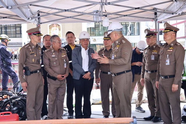 รอง ผบ.ตร. ลงพื้นที่ตรวจเยี่ยม สน.สามเสน มอบสิ่งของบำรุงขวัญแก่ข้าราชการตำรวจ ครอบครัว และเจ้าหน้าที่ทุกฝ่ายหลังเหตุถนนทรุดตัว