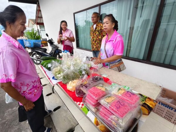 ชลบุรี-อบต.เขาไม้แก้ว หนุนตลาดนัดชุมชนเปิดพื้นที่ขายพืชผัก ขนมไทย และสินค้าท้องถิ่น