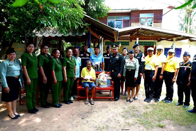(สุรินทร์) มทบ.25 เยี่ยมทหารผ่านศึกที่พิการและทุพพลภาพพร้อมมอบสิ่งของอุปโภคบริโภค