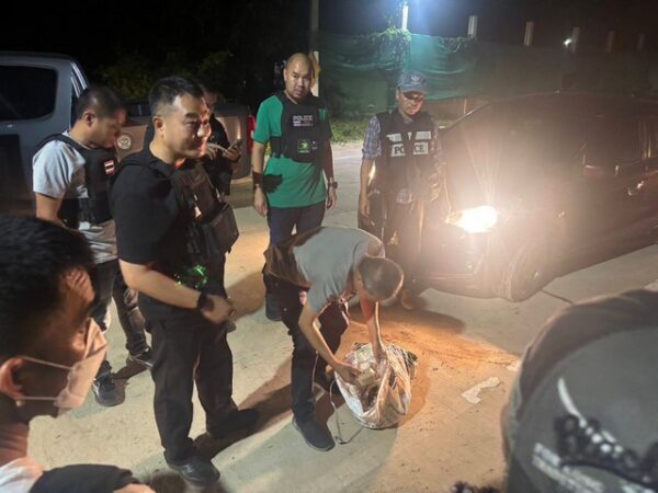 กาฬสินธุ์-ตร.เมืองกาฬสินธุ์ร่วมชุดสืบภ.จว.กาฬสินธุ์-สืบภ.จว.มุกดาหารจับหนุ่มชาวลาว ยึดกระสุนปืนสงคราม 2.2 พันนัด