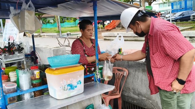 สงขลา-แม่ค้าในตลาดชุมชนเตาอิฐ เขตเทศบาลนครสงขลาหลายร้าน ขอรับเป็นเงินสดเท่านั้น แทนการสแกนจ่าย หลังมีข่าวการอายัดบัญชีแม่ค้าออกมาเยอะมาก