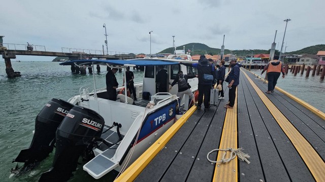 ชลบุรี-ไร้ปาฏิหาริย์ คู่รักชาวจีนซิ่งเจ็ตสกีคว่ำกลางทะเล ชาวประมงช่วยผัวไว้ได้ทัน ส่วนเมียเจอเป็นศพอยู่ใกล้เกาะสีชัง