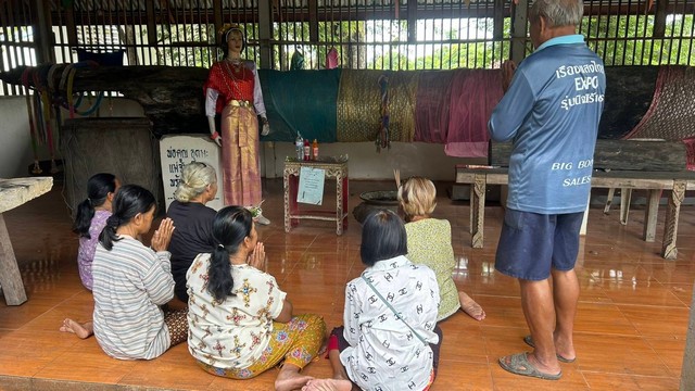 บุรีรัมย์ -พิษเศรษฐกิจทำแม่ตะเคียนเนื้อหอมแห่มาขอเลขเด็ดหวังโชคลาภ