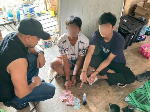 สงขลา-ภาพนาทีเจ้าหน้าที่ตำรวจวิ่งไล่ล่า 2 พม่า หลบหนี ผัดกันเฝ้ายามตอนเสพยา