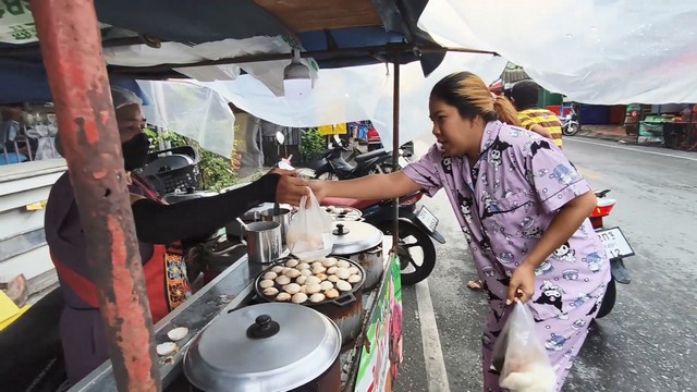 สงขลา-ขนมครกสูตรโบราณดั้งเดิม 9 ราง ที่ทำมากว่า 20 ปี จนเป็นที่รู้จักของชาวเมืองสงขลา ขายดิบขายดี ลูกค้าเพียบ จนต้องขยายสาขาเป็น 3 สาขา