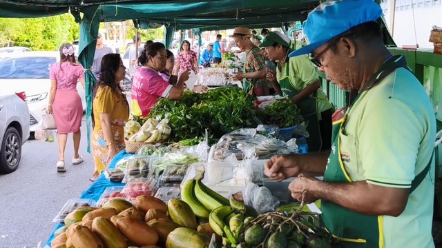 สงขลา-ตลาดเกษตรกรสงขลายังคงคึกคัก ประชาชนที่รักสุขภาพ แห่มาซื้อพืชผัก ผลไม้ ปลอดสารพิษ