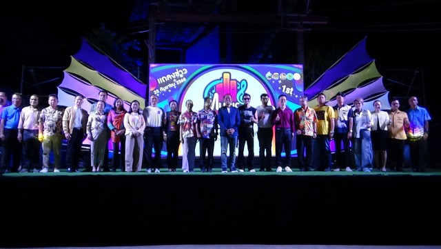 อ่างทอง สองรองผู้ว่าอ่างทองร้องเพลงกับ”เต๋า”ในงานแถลงข่าวงานมหกรรมดนตรีและการแสดงศิลปวัฒนธรรมไทย