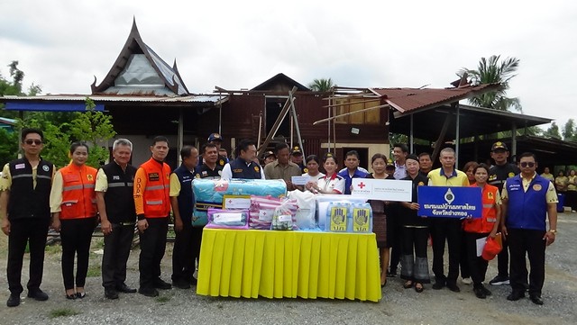 อ่างทอง-พ่อเมืองพร้อมกาชาด ร่วมหัวหน้าส่วนลงพื้นที่ช่วยบ้านชายวัย 74 ปีที่ถูกพายุพัดหลังคาบ้านหายทั้งหลัง