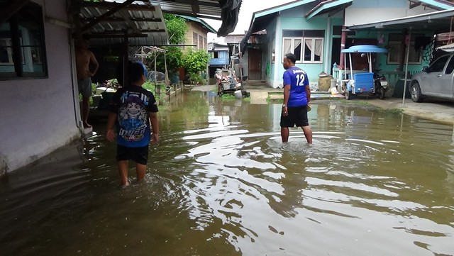 อ่างทอง-ชาวบ้านร้องประตูน้ำผักไห่ไม่เปิด หลังเขื่อนเจ้าพระยาระบาย 2,000 กระทบ 313 หลังคาเรือนถูกน้ำท่วม