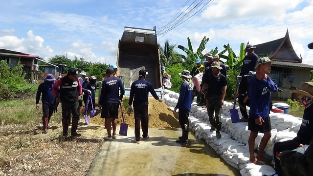 อ่างทอง นายอำเภอระดมทหารและผู้ต้องขังพร้อมชาวบ้าน เร่งทำแนวกระสอบทราย หลังเจ้าพระยาปล่อย 2,200 ลบ.ม.