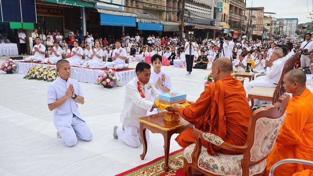 เบตง -ทำบุญตักบาตรพระภิกษุสงฆ์ 555 รูป