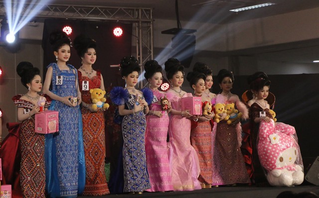 กาฬสินธุ์สภาอุตสาหกรรมท่องเที่ยวกาฬสินธุ์จัดประกวดหนูน้อยและธิดาแพรวาเรือนวิวาห์