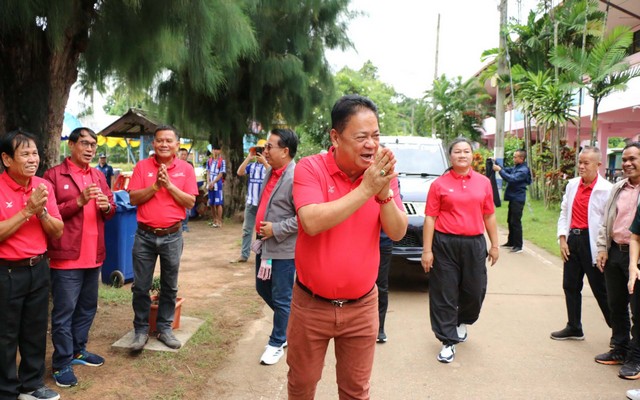 กาฬสินธุ์ชาวตำบลนาจารย์จัดแข่งกีฬาสร้างความสามัคคีส่งเสริมออกกำลังกาย