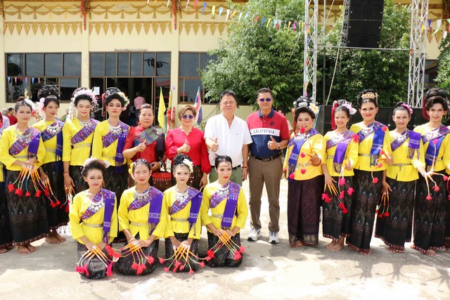 กาฬสินธุ์สส.หมู วิรัช รวมใจกับชาวห้วยโพธิ์สืบสานบุญประเพณีทอดเทียนโฮม