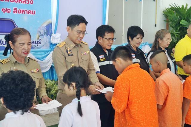 ชลบุรี-อำเภอสัตหีบ มอบทุนการศึกษาแก่เด็กนักเรียน ขาดแคลนทุนทรัพย์ ถวายเป็นพระราชกุศล