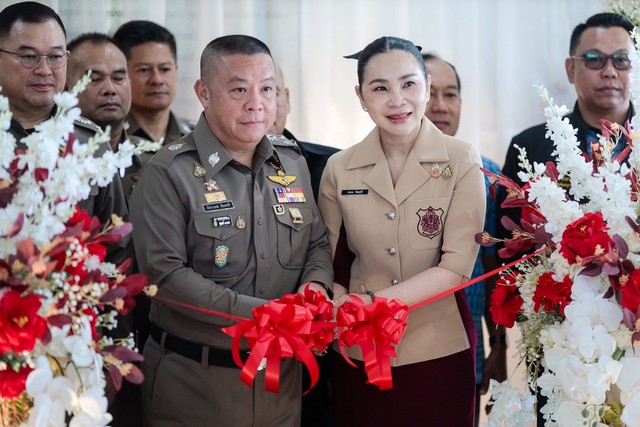 ”พล.ต.อ.อัคราเดช ควงอุปนายกสมาคมแม่บ้านตำรวจฯ“เปิดป้าย“อาคารพิมลศรี”Cop’s Valley view