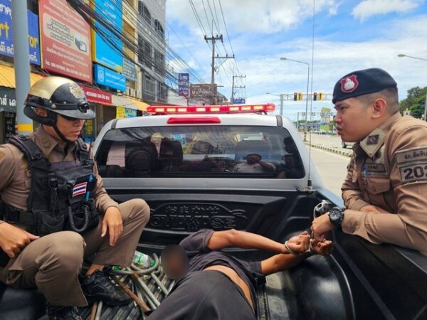 ชลบุรี-หวิดสลด! หนุ่มเพี้ยนจะบุกแย่งปืนตำรวจหน้าธนาคาร ตร.เจ็บไหล่หลุด