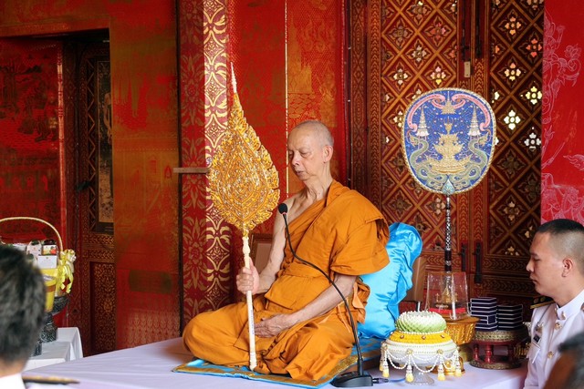 เชียงใหม่-ในหลวง พระราชทานผ้าไตร น้ำสรง พร้อมเครื่องสักการะ ถวายแด่พระธรรมเสนาบดี เจ้าอาวาสวัดพระธาตุดอยสุเทพ เนื่องในโอกาสอายุวัฒนมงคล 76 ปี