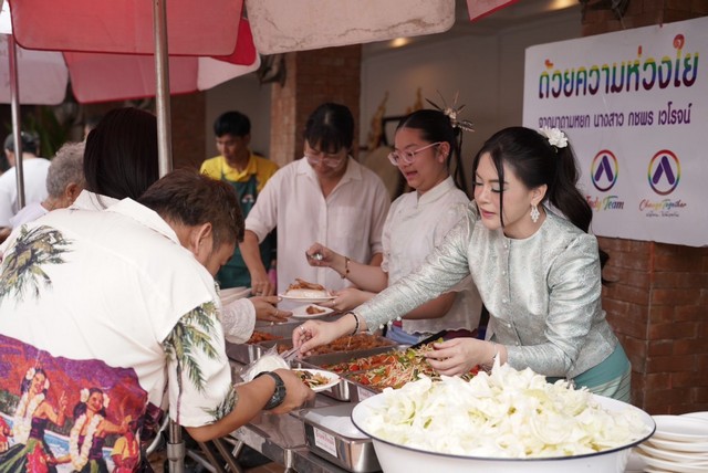 เชียงใหม่-”มาดามหยก“ที่ปรึกษาประธานกรรมาการ การศาสนาฯ สืบสานตานก๋วยสลากวัน 12 เป็ง วัดยางกวง