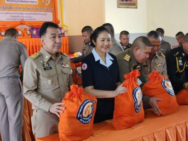 เพชรบูรณ์ มูลนิธิอาสาเพื่อนพึ่ง (ภาฯ) ยามยากฯ เชิญถุงยังชีพพระราชทาน ช่วยชาวเพชรบูรณ์น้ำท่วม 28,000 ราย