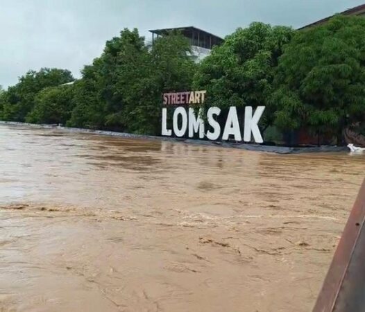 เพชรบูรณ์-หล่มสักอ่วม! น้ำป่าสักล้นตลิ่งซ้ำรอบใหม่ พนังแตก-ท่วมเขตเศรษฐกิจ เทศบาลเร่งตั้งโรงครัวช่วยประชาชน