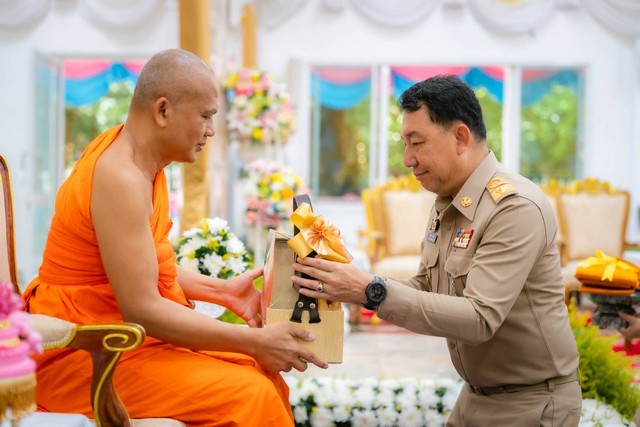 เพชรบูรณ์-ทอดผ้าป่า 50 ปี พระราชพัชรธรรมเมธี “ผู้ว่าฯ เพชรบูรณ์” นำทีมมุทิตาแน่นศาลาวัดมหาธาตุ