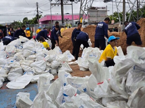ศูนย์บรรเทาสาธารณภัย ทัพเรือภาคที่ 1 เร่งช่วยเหลือประชาชนในพื้นที่ตำบลทับมา จังหวัดระยอง รับมือสถานการณ์น้ำท่วม