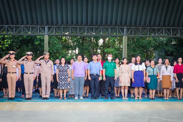 “ประเทศไทยรวมเลือดเนื้อชาติเชื้อไทย“ ทัพเรือภาคที่ 1 ร่วมร้องเพลงเคารพธงชาติไทยกับนักเรียนโรงเรียนมาบตาพุดพันพิทยาคาร เนื่องใน“วันธงชาติไทย” วันที่ 28 กันยายน