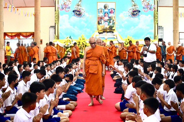 ชลบุรี-วัดสัตหีบ แจกทุนการศึกษาเนื่องในวันคล้ายวันมรณภาพ หลวงพ่ออี๋ ปีที่ 79