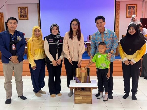 นราธิวาส-ศอ.บต. ส่งมอบอุปกรณ์ช่วยพยุงร่างกายให้เด็กพิเศษ ใน จ.นราธิวาส เพื่อพัฒนาฟื้นฟูร่างกาย ให้สามารถช่วยเหลือตนเองได้