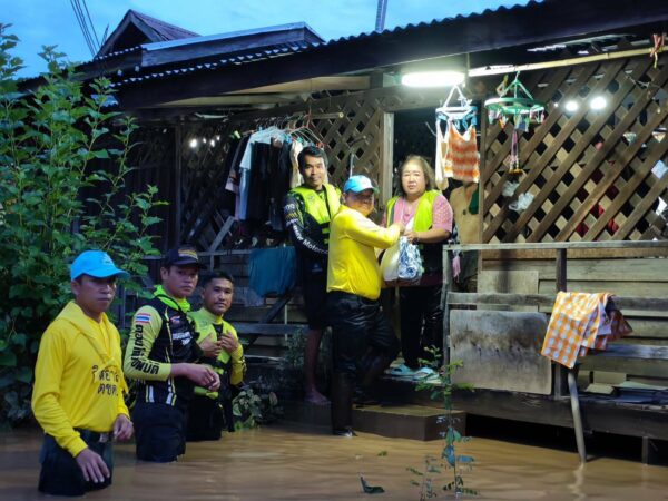 ผบช.ตชด.สั่งด่วน ตชด.เพชรบูรณ์ เข้าช่วยประชาชนชาวหล่มสัก พนังกั้นน้ำป่าสักพัง