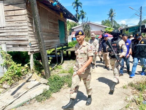 ตราด-“เอาจริงจังเดินหน้าระดมที่เป้าหมาย”อำเภอคลองใหญ่เปิดปิดล้อมตรวจค้นปฎิบัติการ “NO Drugs NO Dealers” ผนึกกำลังร่วมชุมชนปลอดยาเสพติด