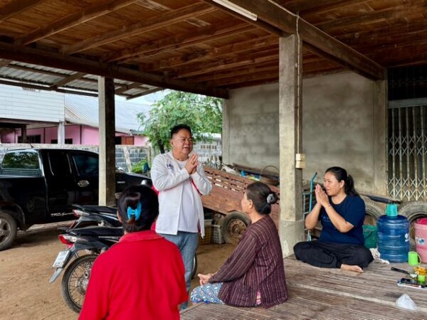 กาฬสินธุ์สส.หมู วิรัชลุยช่วยเหลือให้กำลังใจครอบครัวผู้ประสบเหตุเพลิงไหม้บ้านแกเปะ