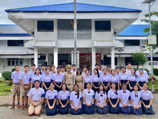 ตราด – อ.คลองใหญ่ นำข้าราชการทุกหน่วยงานและประชาชนนักเรียนร่วมเคารพธงชาติ เนื่องในวันพระราชทานธงชาติไทย 28 กันยายน (Thai National Flag Day) ประจำปี 2568