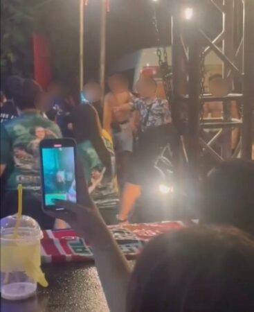 กาฬสินธุ์วัยรุ่นเจ้าถิ่นบุกรุมกระทืบทีมงานหมอลำดอกเหมยกลางงานประเพณีแข่งเรือกาฬสินธุ์