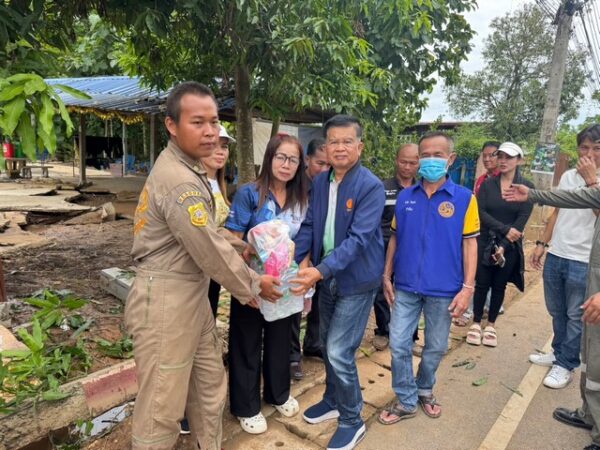 ณพล บริบูรณ์ คณะทำงาน ฉลาด ขามช่วง รองประธานสภาผู้แทนราษฎร คนที่สอง พร้อมทีมงานได้นำเครื่องอุปโภคบริโภค ไปแจกให้กับชาวบ้านในพื้นที่บ้านปากดุก จ.เพชรบูรณ์ ที่ประสบภัยน้ำท่วม