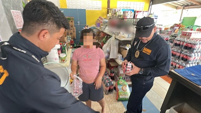 สุราษฎร์ธานี-บุกทลายแหล่งผลิตน้ำกระท่อมรายได้นับ10,000ต่อวันใกล้โรงเรียนยังบอกกับเจ้าหน้าที่ว่า ต้อมกินสุดท้ายจมมุมของกลางเป็นหม้อใหญ่ๆ