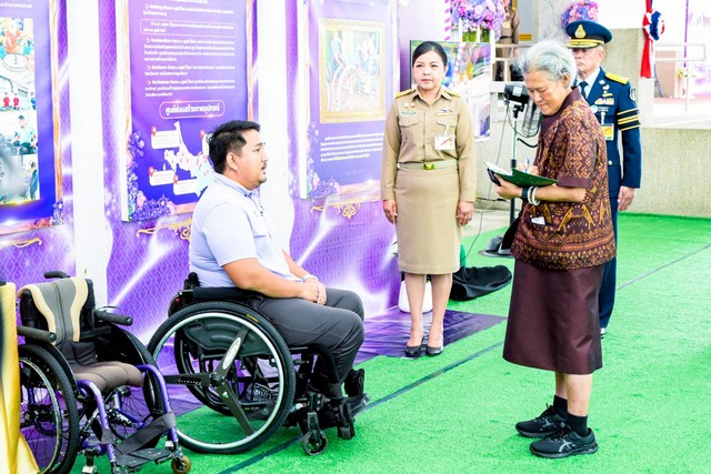 ยะลา-สมเด็จพระกนิษฐาธิราชเจ้า กรมสมเด็จพระเทพรัตนราชสุดาฯ สยามบรมราชกุมารี เสด็จพระราชดำเนินทรงปฏิบัติพระราชกรณียกิจ ณ ศอ.บต. พระราชทานเกียรติบัตรและเข็มรางวัล แก่ผู้มีผลการปฏิบัติงานดีเด่นในพื้นที่จังหวัดชายแดนภาคใต้